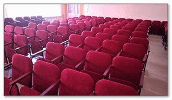 Фото зрительного зала с театральными креслами БЮДЖЕТ